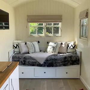  Apartment The Hut United Kingdom
