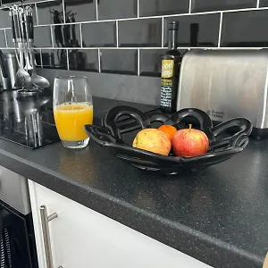  Holiday home 3-bed From Home, Sleeps 6, Great For Contractors, Close To Gulliver's Valley Theme Park, Free Parking, Hot Tub, Couple Retreat